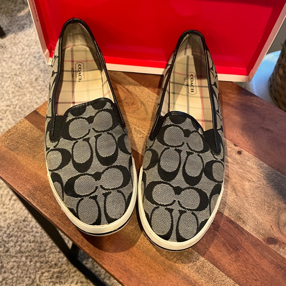 Black/white/black 7.5 Coach signature loafers